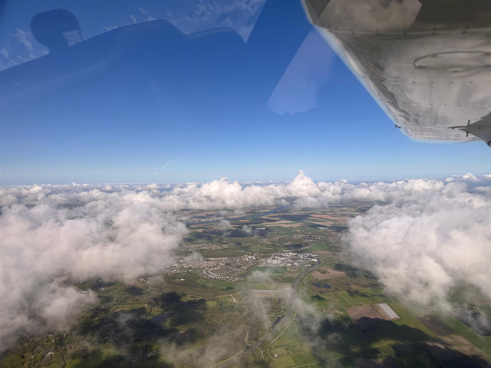 Uitzicht vanuit PH-BAR boven de wolken