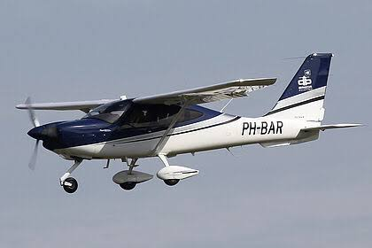 PH-BAR van opzij in vlucht