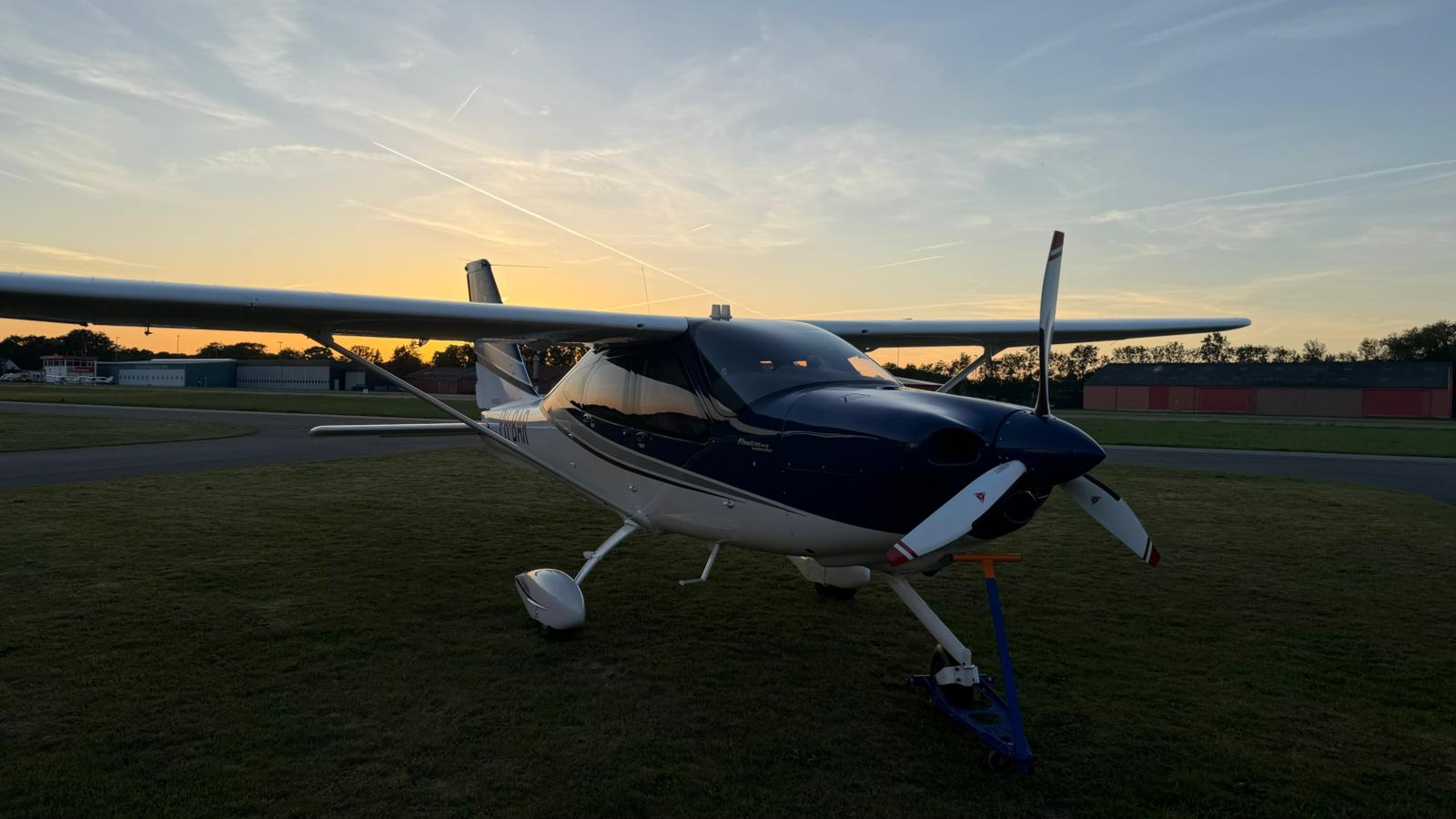 PH-BAR vliegend in avondlicht